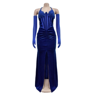 Détail d'une robe en velours bleu roi avec bordure en dentelle, fente haute et gants assortis