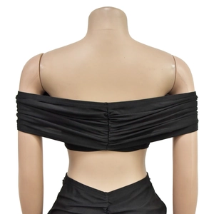 Detailansicht der Rückseite mit Raffungen am schwarzen trägerlosen Crop-Top-Set