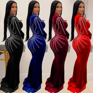 Détail de robe de soirée longue en velours avec strass brillants en quatre coloris variés