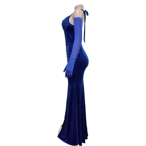 Détail de la robe en velours bleu roi avec strass argentés sur le cou et les gants longs