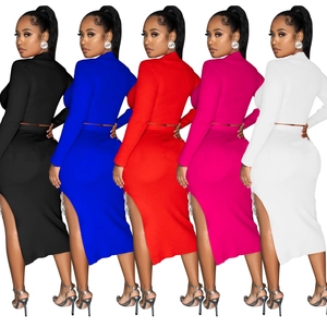 Ensemble 2 pièces en maille côtelée pour femmes avec crop top manches longues et jupe fendue