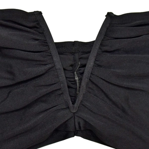 Detail von schwarzem gerafftem Stoff an einem Bandeau-Top mit V-Ausschnitt-Design
