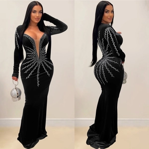 Robe longue élégante en velours noir à manches longues avec strass argentés étincelants