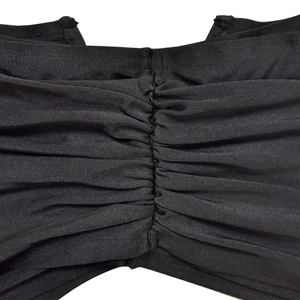 Detailansicht der schwarzen Raffung des sexy trägerlosen zweiteiligen Outfits