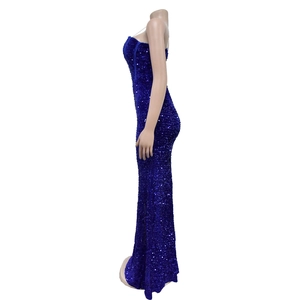 Dettaglio dell'abito a sirena con paillettes blu navy con taglio slim e riflessi brillanti