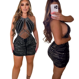 Robe mini moulante noire sexy à paillettes argentées, dos nu et décolleté croisé pour femme