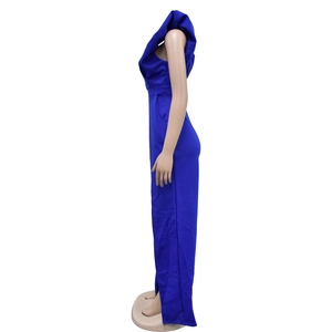 Détail d'une combinaison asymétrique bleu roi avec volants élégants et texture soyeuse