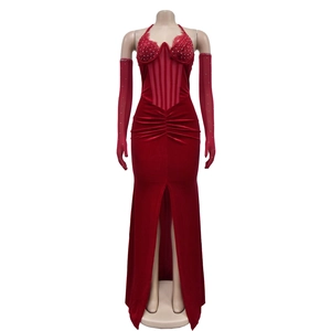 Détail de la robe en velours rouge avec bordure en dentelle strass et gants assortis
