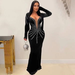 Détail d'une robe de soirée en velours noir avec strass argentés et décolleté en V pur
