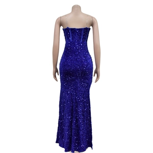 Dettaglio dell'abito lungo di paillettes blu scuro con spalline trasparenti e schiena nuda