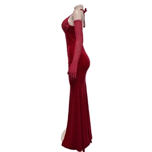 Détail d'une robe de soirée en velours rouge avec strass et gants assortis inclus