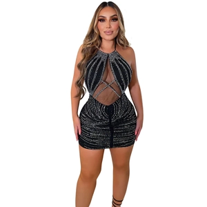 Robe courte dos nu noire chic avec découpes en maille et décor de strass argentés brillants