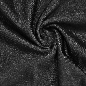 Nahaufnahme von schwarzem Metallic-Stoff mit feiner Rippstruktur und dezentem Silberschimmer