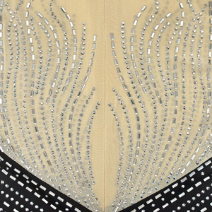 Vue macro des strass argentés et du tissu en maille sur une robe longue sans manches