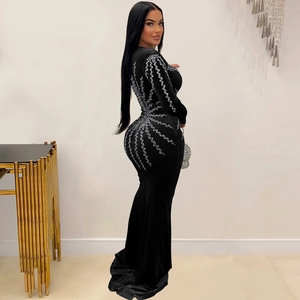 Détail d'une robe de soirée en velours noir avec motif étoilé en strass argentés brillants
