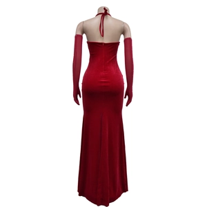 Détail d'une robe longue dos nu en velours rouge avec longs gants et fermeture éclair