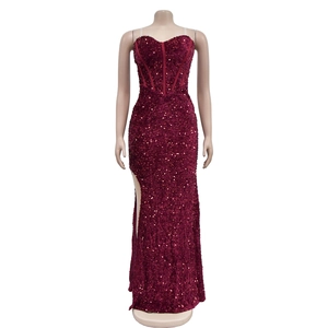 Dettaglio dell'abito da sera in paillettes bordeaux con corsetto e spacco alto