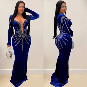 Robe de soirée en velours bleu roi avec manches longues, strass argentés et coupe sirène