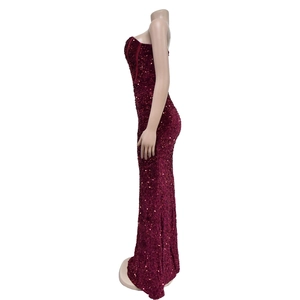 Vista laterale di un elegante abito da sera in paillettes bordeaux con taglio a sirena