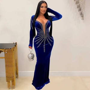 Détail de robe en velours bleu roi avec décolleté en V profond et strass argentés brillants