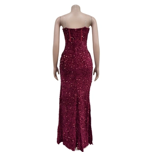 Dettaglio dell'abito da sera bordeaux con paillettes che mostra il retro e le spalline