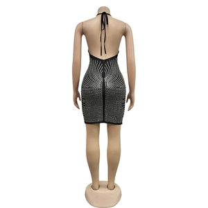 Vue arrière d'une mini robe noire dos nu avec des motifs géométriques en strass