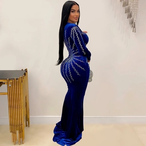 Détail d'une robe en velours bleu roi avec strass scintillants et ourlet sirène