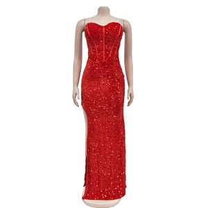 Dettaglio dell'abito da sera rosso con paillettes con corpetto a corsetto e spacco