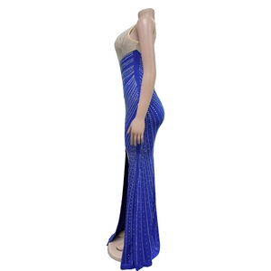Détail de la robe de soirée bleu marine avec motifs en strass et décolleté en tulle fin