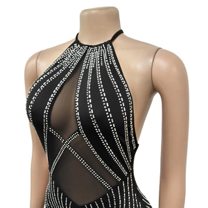 Détail de la robe licou en résille noire avec des ornements en strass argentés