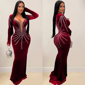 Robe de soirée élégante en velours bordeaux à manches longues et strass étincelants