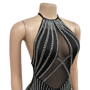 Détail de la robe en résille noire avec strass argentés et patchwork transparent élégant