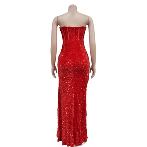 Dettaglio dell'abito da sera rosso con paillettes, schiena scoperta e taglio aderente