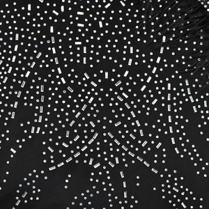 Détails de robe en tulle noir avec strass scintillants et plumes élégantes