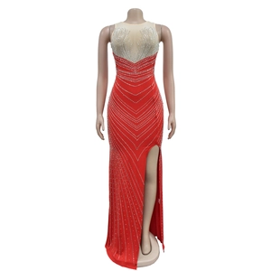 Détail de strass argentés aux motifs géométriques sur une robe de soirée rouge