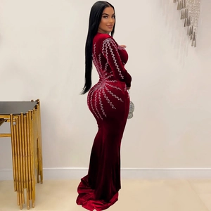 Détail des ornements en strass scintillants sur cette robe de soirée en velours rouge
