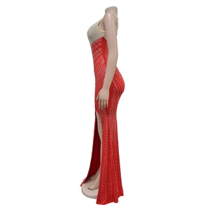 Gros plan détaillé d'une robe de soirée rouge sans manches avec strass et fente haute