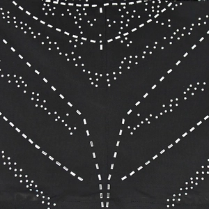Détail de strass argentés et perles de cristal sur tissu en résille de robe noire
