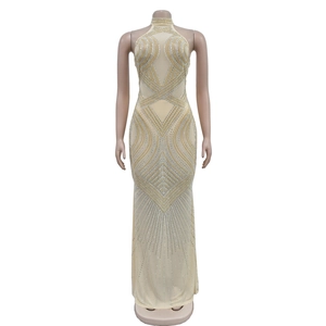 Détail de la robe de soirée champagne en tulle avec des motifs complexes en sequins et strass