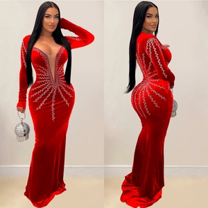 Détail de robe de soirée en velours rouge avec décolleté en V et strass étincelants