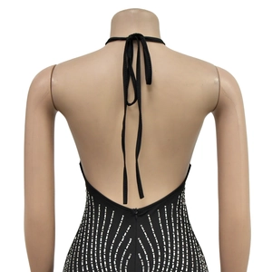 Détail du dos d'une robe noire dos nu avec strass argentés et fermeture éclair invisible