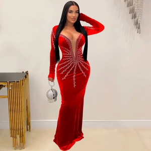 Détail d'une robe de soirée en velours rouge avec des motifs luxueux en strass étincelants