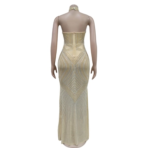 Détail de la robe de soirée champagne avec dos nu et motifs complexes de paillettes