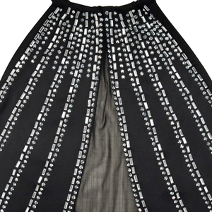 Détail du tissu en maille noire avec strass radiants et cristaux transparents