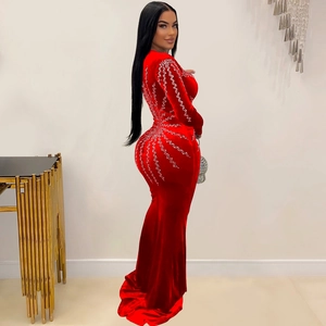 Détail de la robe sirène rouge montrant les strass argentés et la texture en velours doux