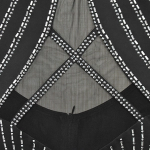 Détail de la robe en tulle noir avec des ornements géométriques en strass argentés