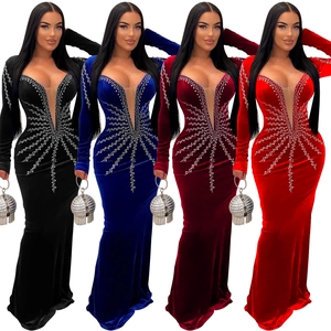 Détail de robes de soirée en velours avec col en V profond et motifs de strass scintillants