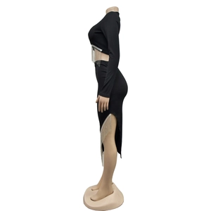 Détail de l'ensemble noir en tricot avec haut à manches longues et franges métalliques