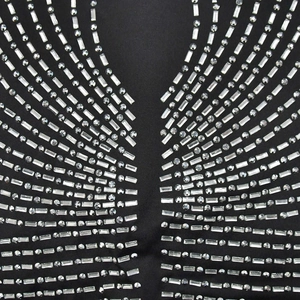 Détail des strass scintillants et de l'incrustation de cristal sur une robe noire