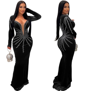 Détail d'une robe en velours noir avec strass argentés étincelants et décolleté plongeant